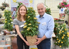 Lena samen met haar vader Hubert Brandkamp en hun Thunbergia uit de Lukoma Serie. De Lukoma Honey, die ook nieuw is aan de serie.